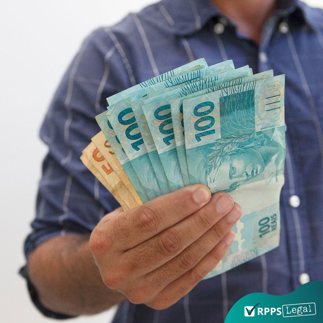 homem-mao-segura-dinheiro-real-notas-reais