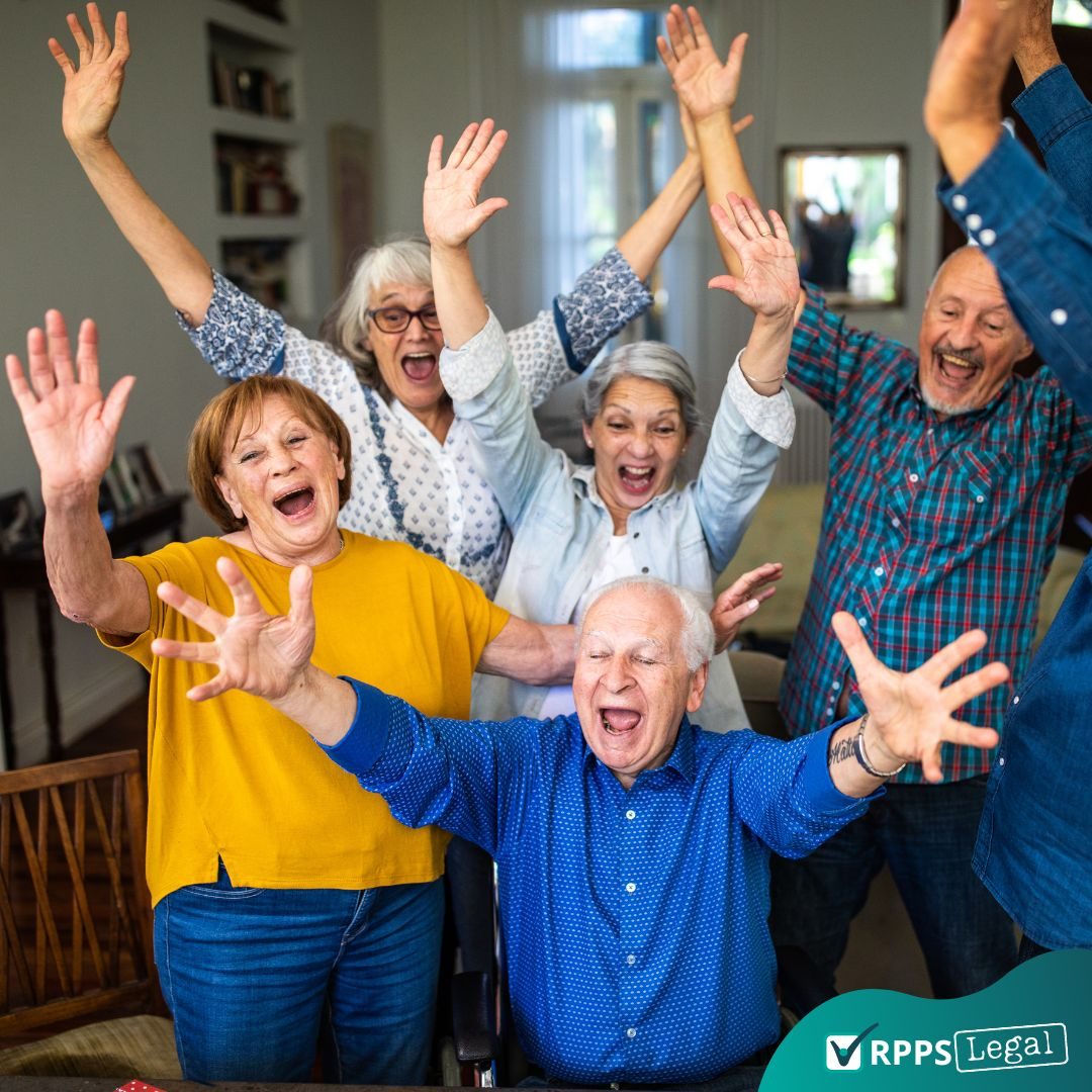 idoso-felizes-maos-erguidas