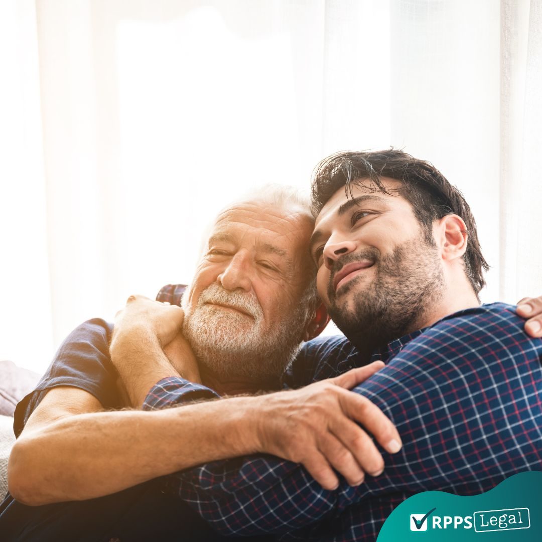 idoso-jovem-homens-pais-abraco