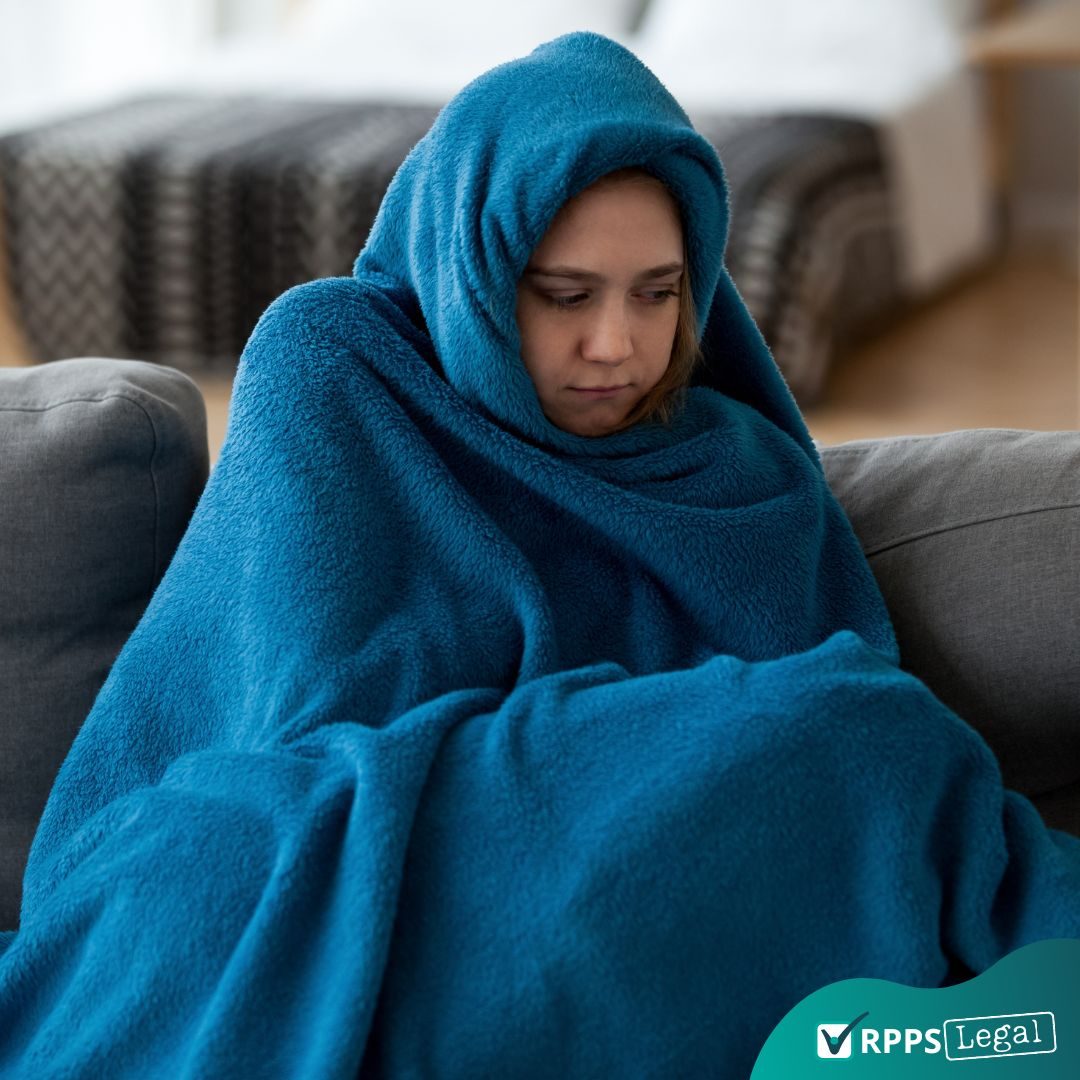 inverno-frio-mulher-sentada-sofa-coberta-cobertor