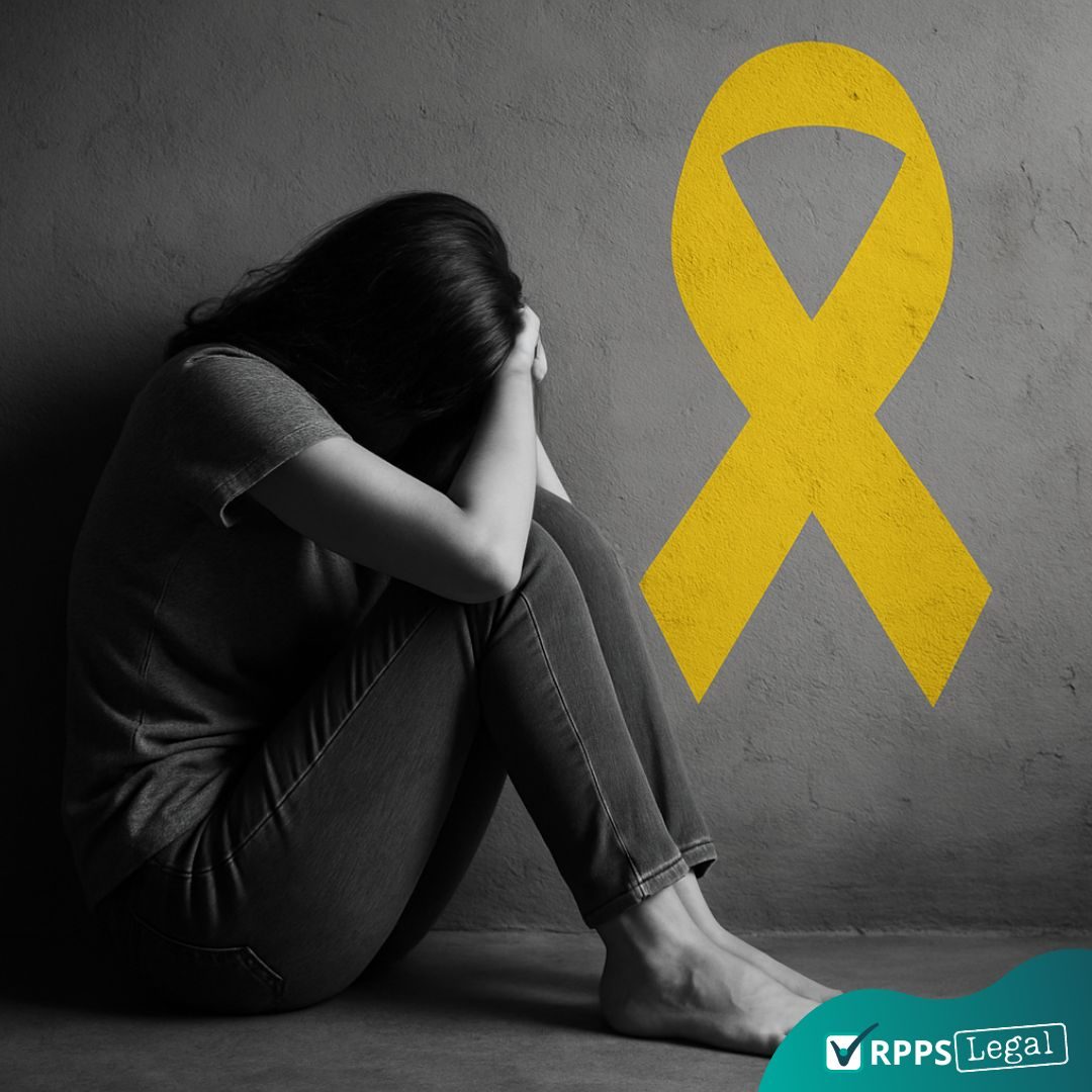 jovem-sentada-bracos-escondem-cabeca-tudo-cinza-laco-amarelo