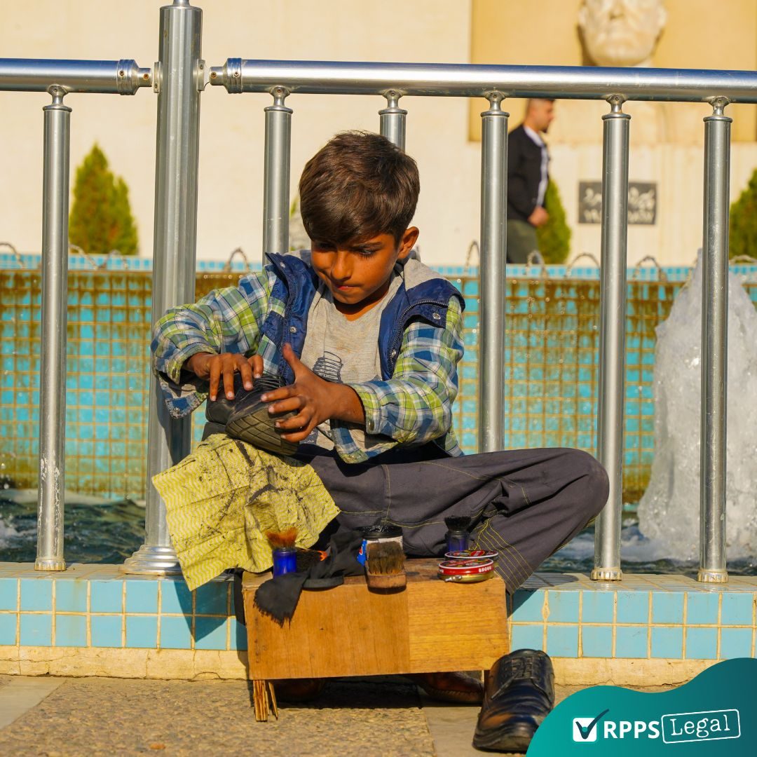 menino-caixote-engraxate-engraxando-sapato